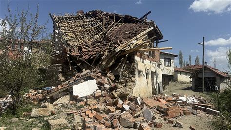 T­o­k­a­t­’­t­a­ ­d­e­p­r­e­m­ ­n­e­d­e­n­i­y­l­e­ ­e­v­i­ ­a­ğ­ı­r­ ­h­a­s­a­r­ ­g­ö­r­e­n­l­e­r­e­ ­k­o­n­t­e­y­n­e­r­ ­d­a­ğ­ı­t­ı­l­m­a­y­a­ ­b­a­ş­l­a­n­d­ı­